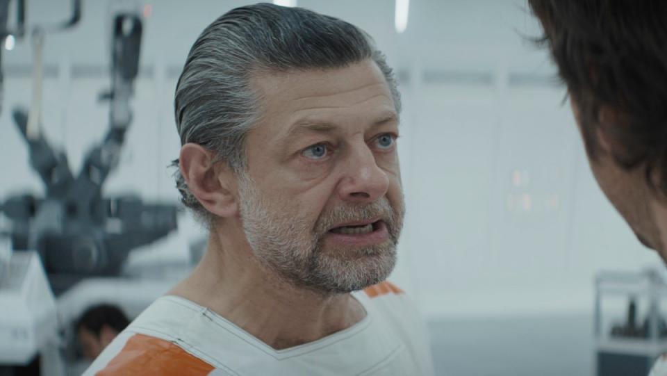 Andy Serkis' Kino Loy looks at Cassian in the prison on Narkina 5