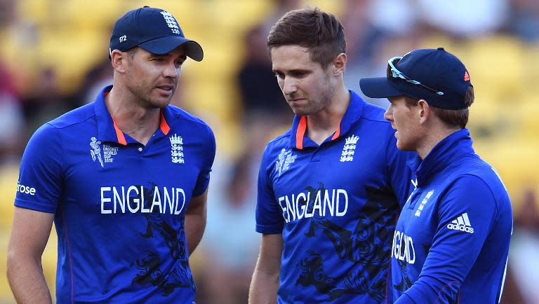England's captain Eoin Morgan (R) speaks with his fast bowlers Chris Woakes (C) and James Anderson during their Cricket World Cup Pool A match in Wellington, on March 1, 2015