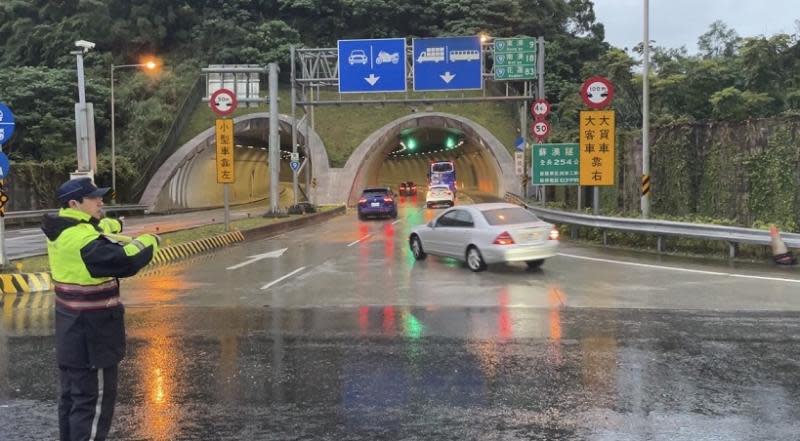 連假首日宜縣景區湧車潮　警不畏低溫疏導