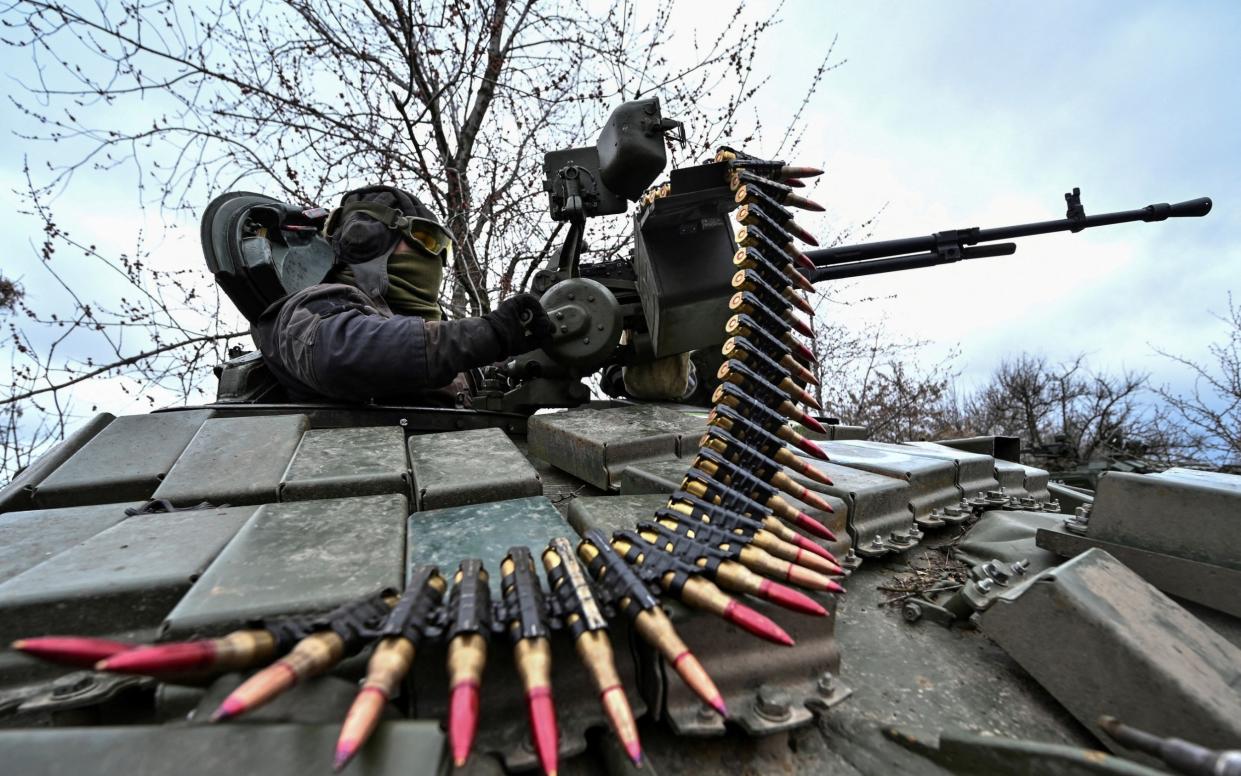 FILE PHOTO: A Ukrainian serviceman checks a machine gun of a tank after loading an ammunition during a military training near a frontline, amid Russia's attack on Ukraine, in Zaporizhzhia Region, Ukraine March 29, 2023. REUTERS/Stringer/File Photo