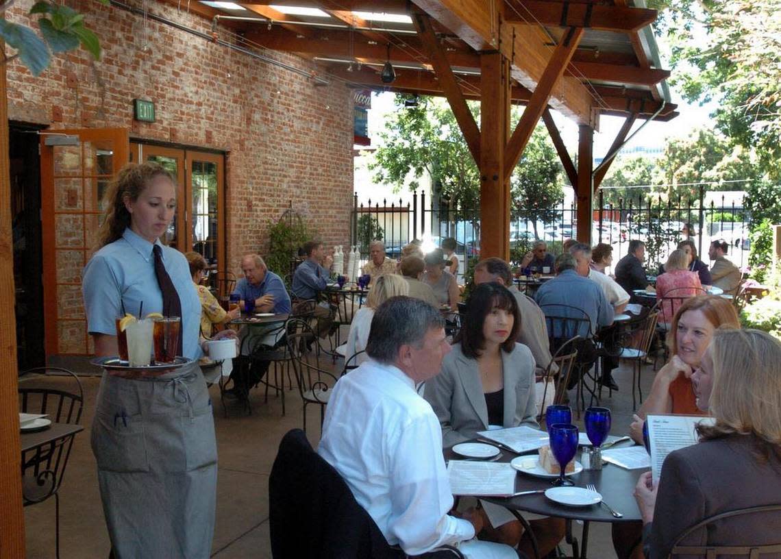 Food server Amanda Castro works the patio at Lucca on J Street in downtown Sacramento in 2004. ERHARDT KRAUSE/Sacramento Bee file