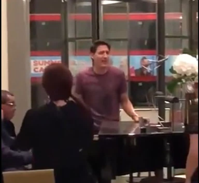 Justin Trudeau el primer ministro de Canadá cantando en el bar de un hotel en Londres antes del funeral del siglo