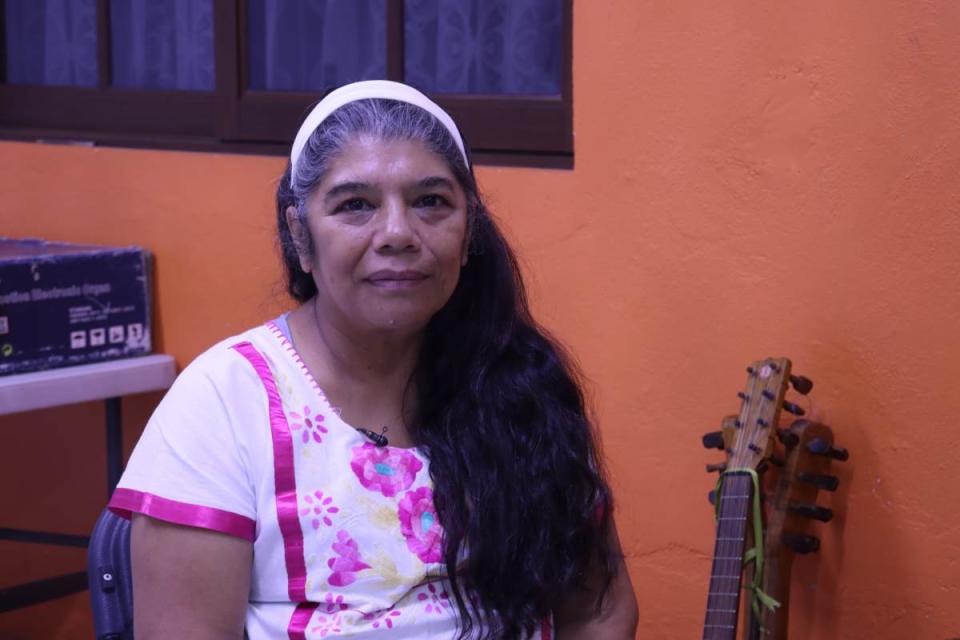 Olimpia Juárez relata cómo mujeres madres o abuelas de alumnas y alumnos de la organización también comenzaron a aprender música, sin embargo el grupo se disolvió por la pandemia y están buscando reintegrarlo nuevamente. (Foto: Ethan Murillo | Animal Político, Animal MX)