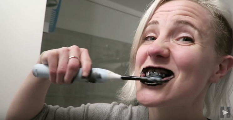 Sieht eklig aus, soll aber besser sein als jedes Bleaching: Aktivkohle. Foto: Screenshot/ Youtube 