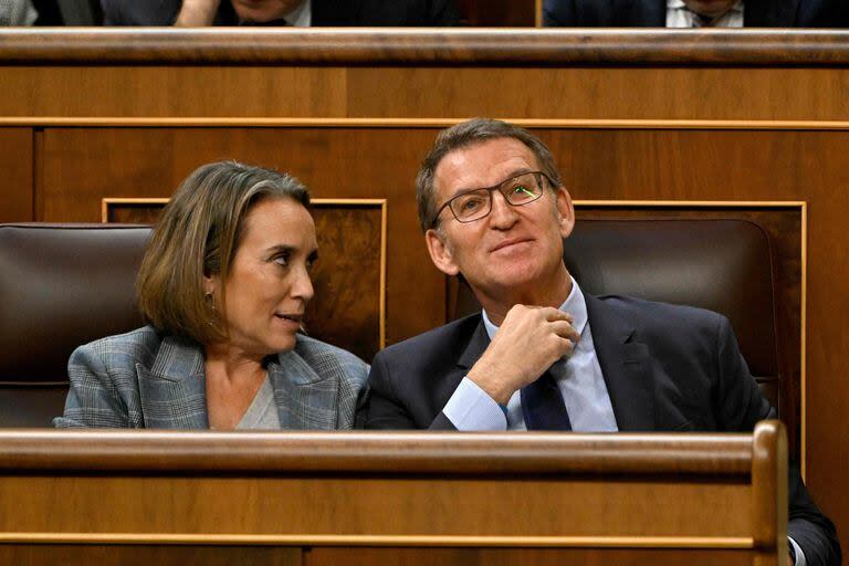 El líder del Partido Popular (PP), Alberto Núñez Feijóo (R), junto a la portavoz del PP, Cuca Gamarra, escucha mientras el primer ministro en funciones de España, Pedro Sánchez, habla durante un debate parlamentario en vísperas de una votación para elegir al próximo primer ministro de España, en el Congreso de los Diputados en Madrid el 15 de noviembre de 2023.