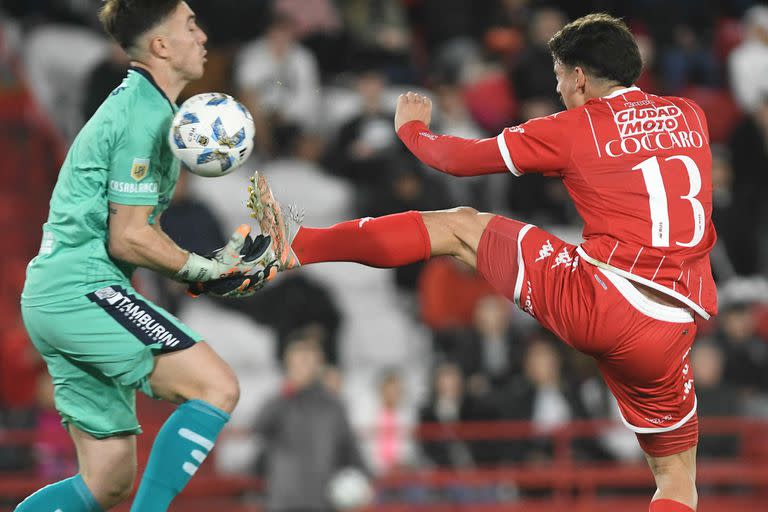 Va con todo el Zorro Coccaro contra Durso, pero no pasó nada