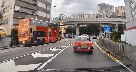 電動單車男疑不滿的士切線，強行開車門疑發生拉扯。(車cam L(香港群組)@FB)