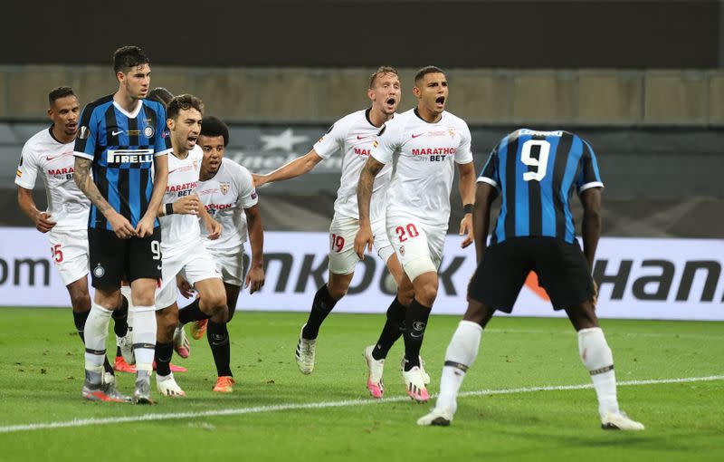 Diego Carlos celebra con sus compañeros tras el tercer gol en el triunfo del Sevilla 3-2 sobre Inter de Milán en la final de la Europa League disputada en Colonia, Alemania