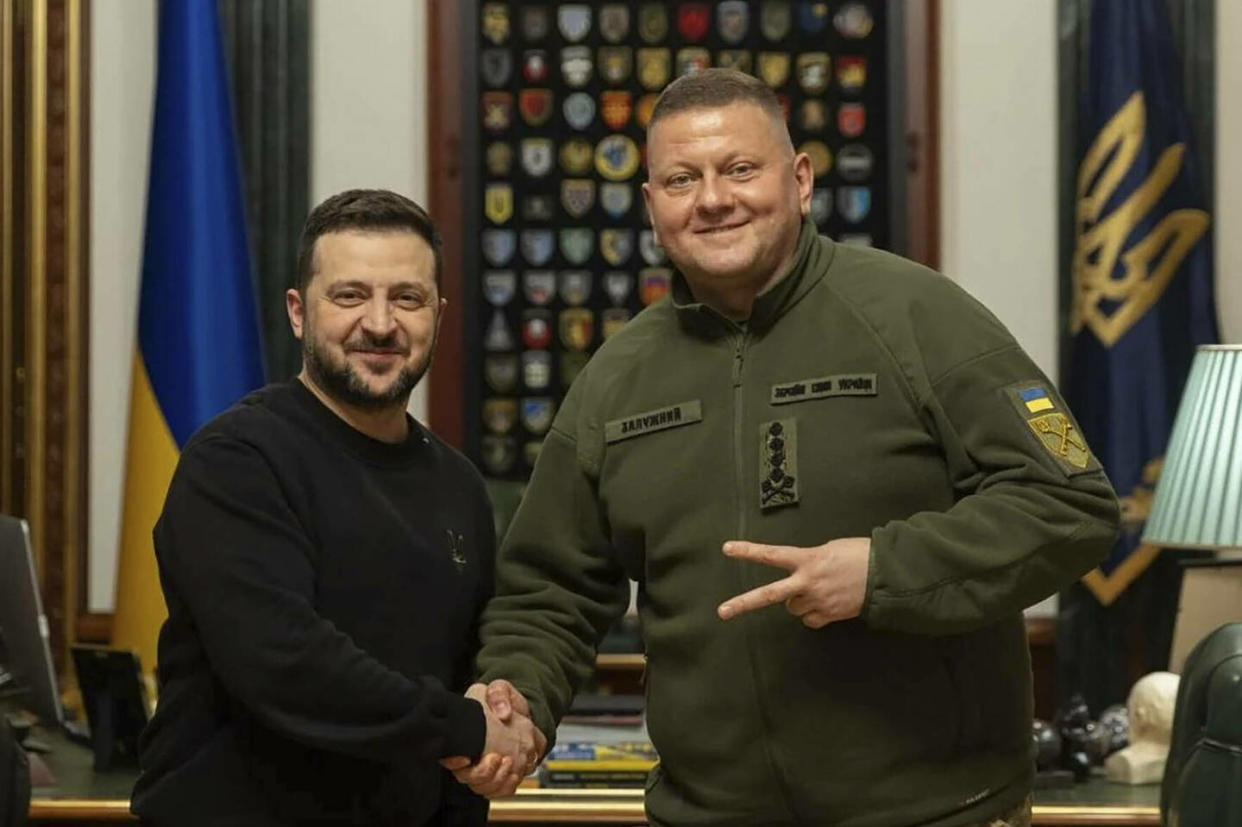 Le président ukrainien Volodymyr Zelensky et le général Valeri Zaloujny.  - Credit:/AP/SIPA / SIPA / /AP/SIPA