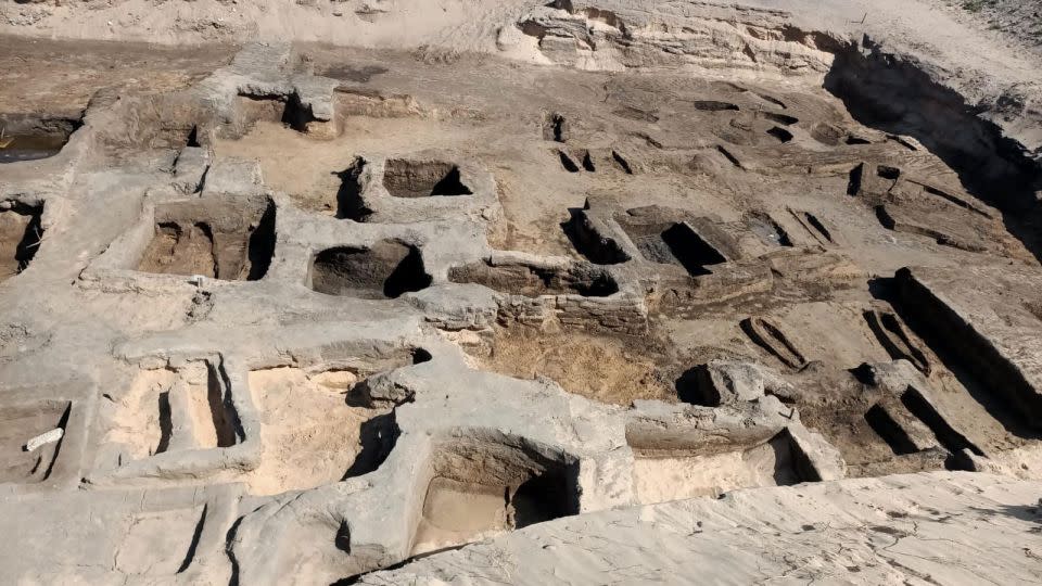 Se descubrieron sesenta y tres tumbas durante una excavación en curso en Damietta, Egipto. - Ministerio de Turismo y Antigüedades de Egipto