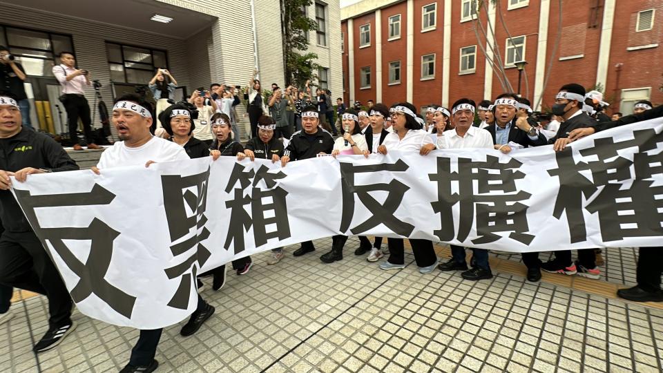 民進黨團在議場前拉起「反擴權 反黑箱 要審查 要協商」布條，抗議國民黨與民眾黨團破壞民主審查程序。林啟弘攝