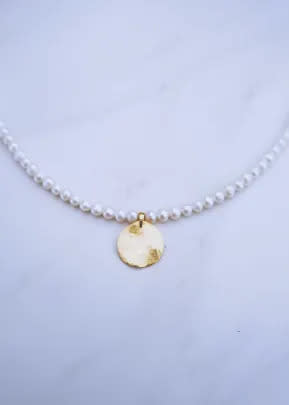 Medallion pearl necklace