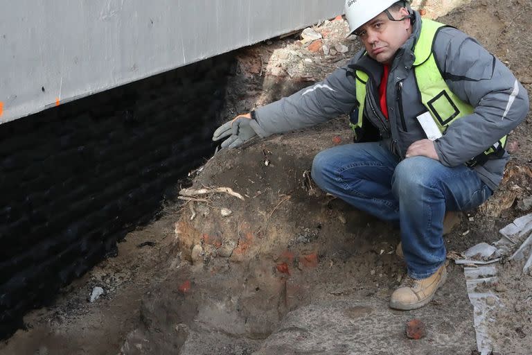 El director de la obra muestra el lugar donde se descubrió el tesoro.