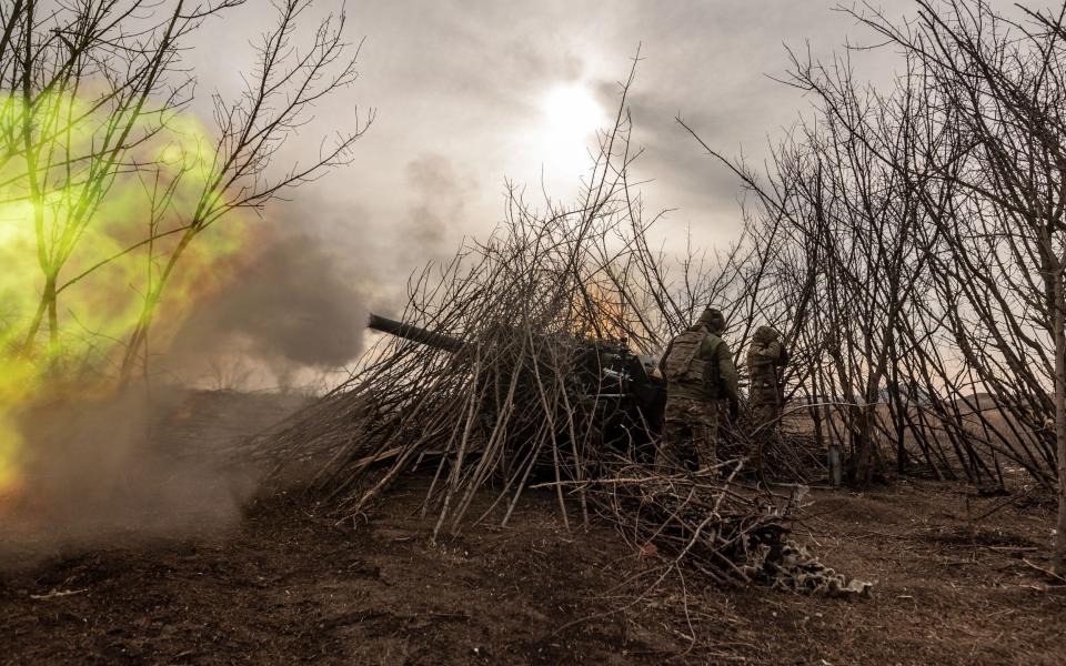Ukrainian soldiers firing artillery in the direction of Bakhmut