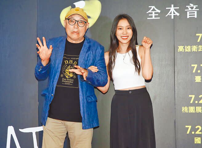 導演鄧安寧（左）帶女兒鄧雨忱到場支持音樂劇《貓》。（粘耿豪攝）