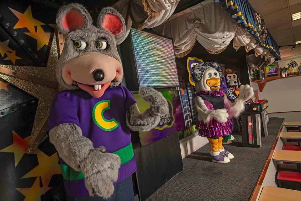 <p>Mel Melcon/Los Angeles Times via Getty </p> Chuck E. Cheese animatronic band 