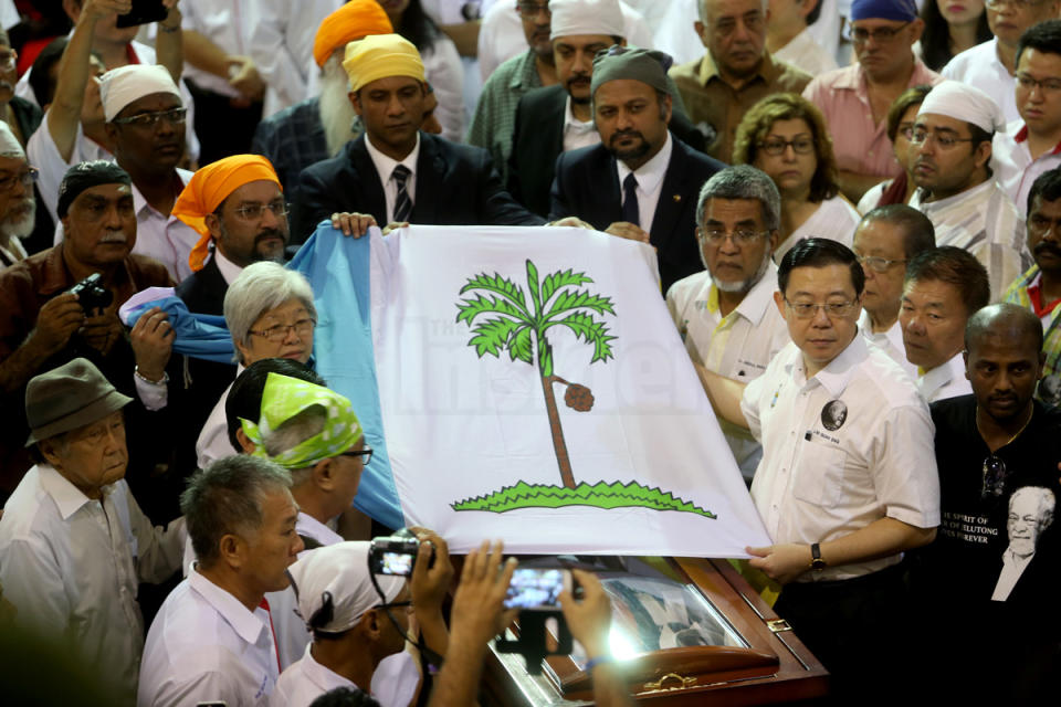 Penang Chief Minister Lim Guan Eng puts on the state's flag on the coffin of the late Karpal Singh, former chairman of the Democratic Action Party (DAP) as it arrives at the Dewan Sri Pinang in Penang today. – The Malaysian Insider by Najjua Zulkefli, April 20, 2014.