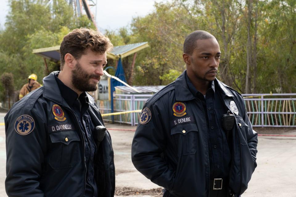 Steve (Anthony Mackie, rechts) und Dennis (Jamie Dornan) müssen eine Reihe äußerst bizarrer Unfälle aufklären. (Bild: Universal Studios / Patti Perret / Red Flower Films)