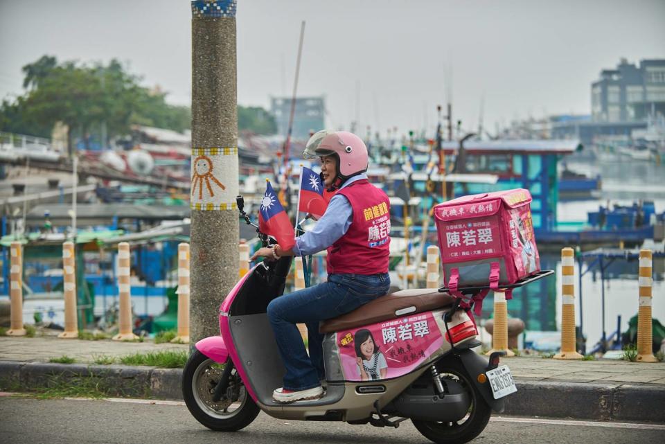 <cite>陳若翠打著「勞工的女兒」旗號，搭配騎機車拜票的接地氣方式，全力爭取基層勞工朋友支持。（圖/陳若翠總提供）</cite>