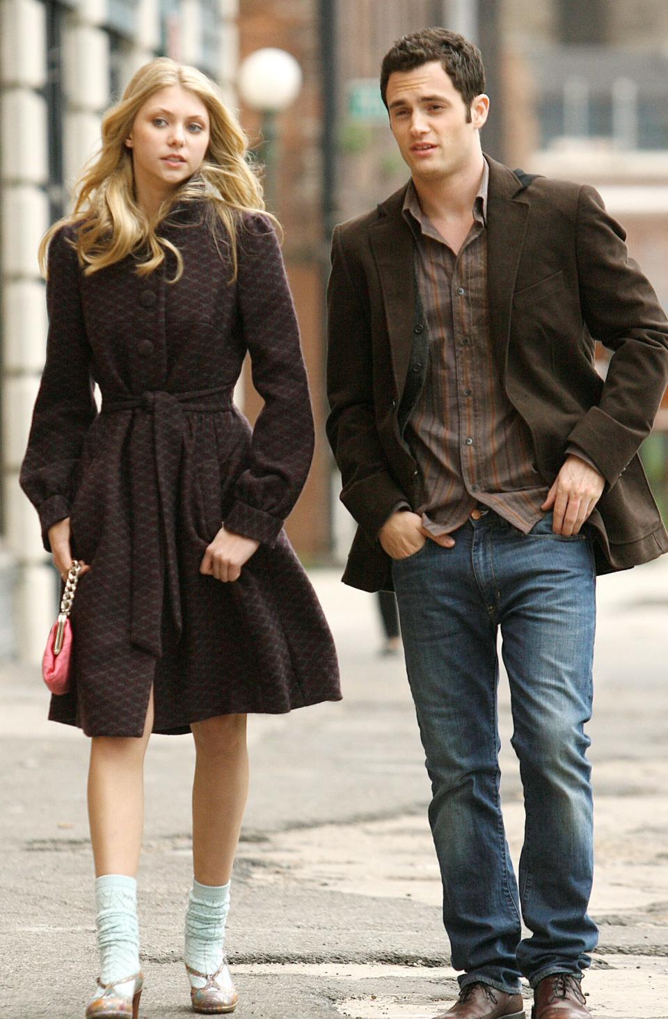 Jenny and Dan walking in a scene from Gossip Girl