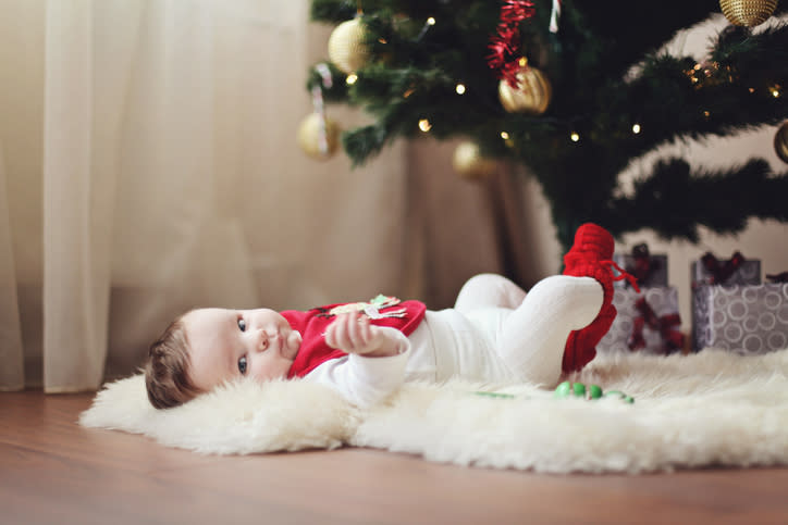 Captura los recuerdos inolvidables de la primera Navidad de tu bebé. - Foto: Ramune Golysenkiene/ Getty Images