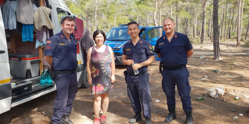 Gabriela Wimmer mit drei türkischen Gendarmen vor ihrem zu einem Wohnmobil umgebauten Transporter.<span class="copyright">privat</span>