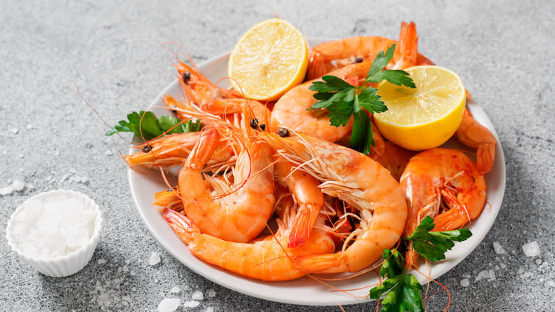 plated shrimp with lemon