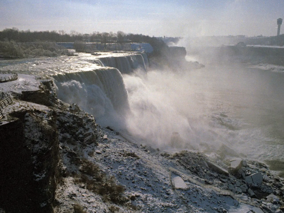 Das Wasser floss wieder, doch nicht alle Menschen zeigten sich davon beeindruckt. - Copyright: AP