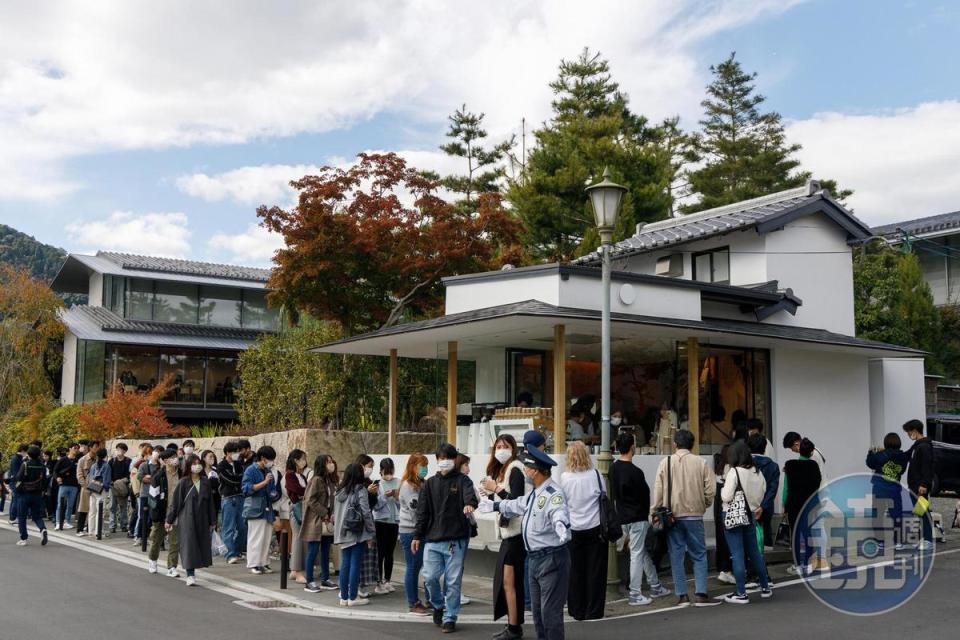位於河邊的「%ARABICA京都嵐山店」，排隊人潮總是絡繹不絕。