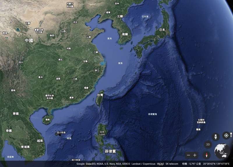 中國沿海都是大陸棚（淺藍色代表海洋深度較淺），潛艦出港後無法保持隱匿行動。（谷歌地球）