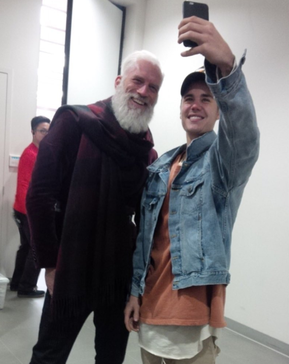 He’s even been taking selfies with his celebrity fans. Hi Justin Bieber