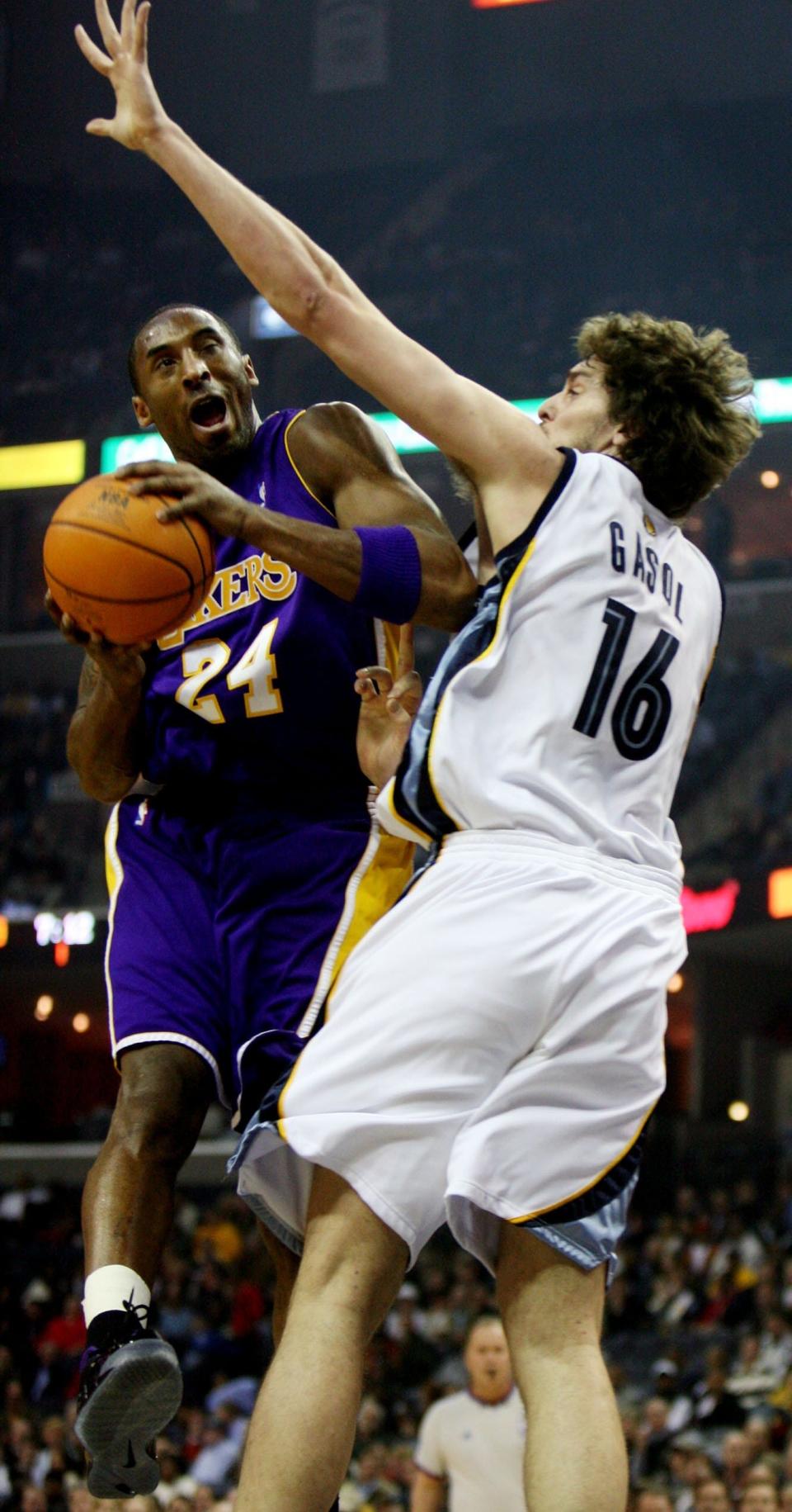 Jan. 9, 2007 - Los Angeles Lakers' Kobe Bryant drives to the basket against Memphis Grizzlies' Pau Gasol during the first quarter in Memphis.