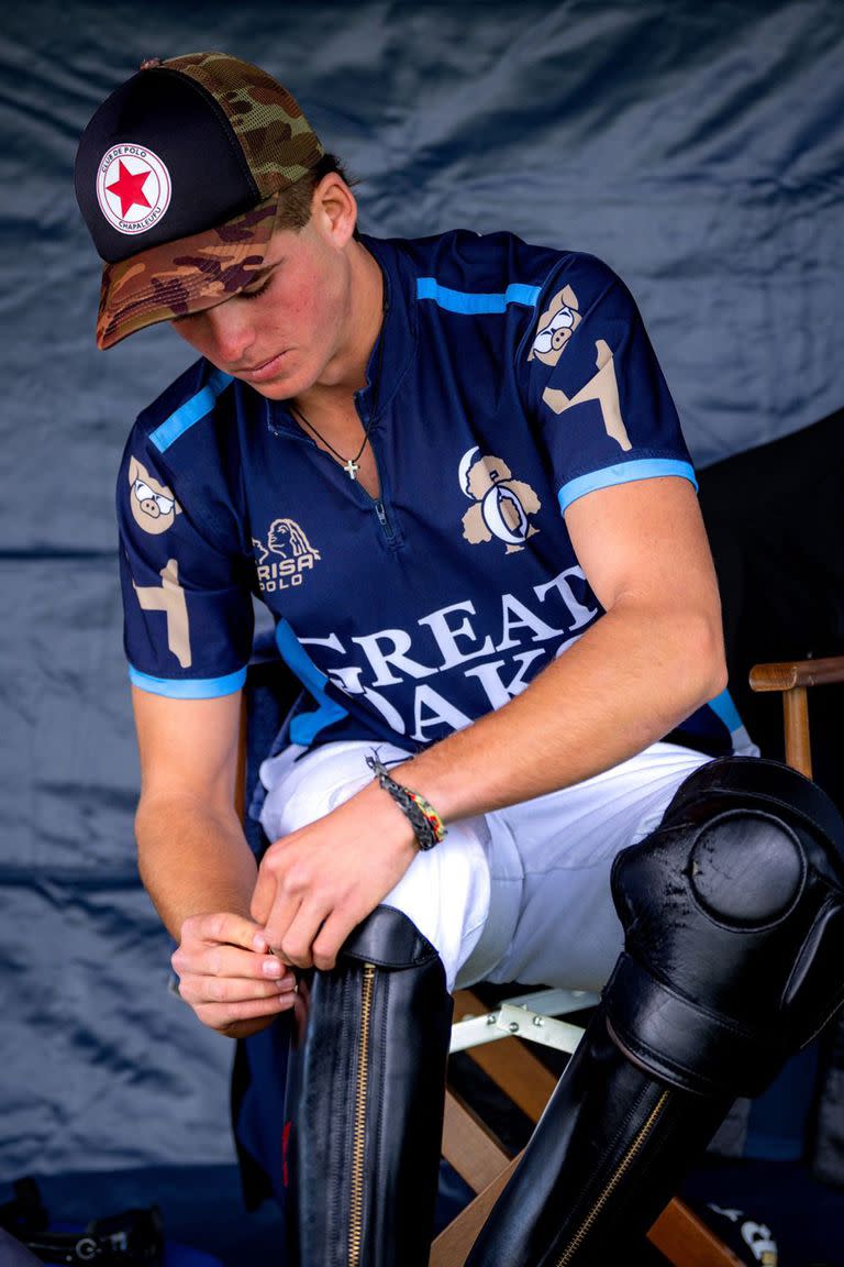 Preparativos de Cruz Heguy para jugar; por primera vez es finalista por la Queen's Cup, uno de los dos trofeos más relevantes del polo en Europa.