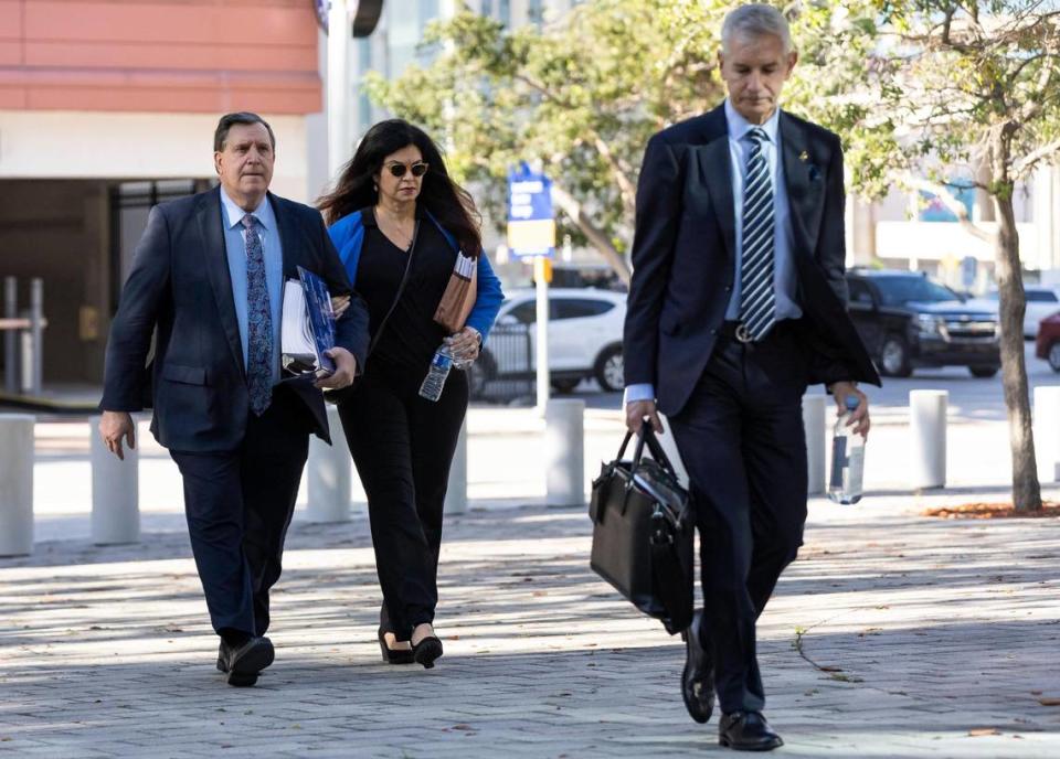 El comisionado de la Ciudad de Miami Joe Carollo, en la foto de arriba con su esposa, evitó el tribunal de nuevo el miércoles, cuando una ex recepcionista testificó que el comisionado la obligó a mentir y afirmar que dos ex asistentes de Carollo, enfrentados al comisionado, la habían acosado sexualmente.