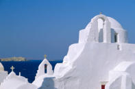 <b><p>Church of Panagia Paraportiani (Mykonos, Greece)</p></b> <p>Built in 1425, its unique candy-coated-looking architecture has widely been considered as “a confectioner's dream gone mad".</p>