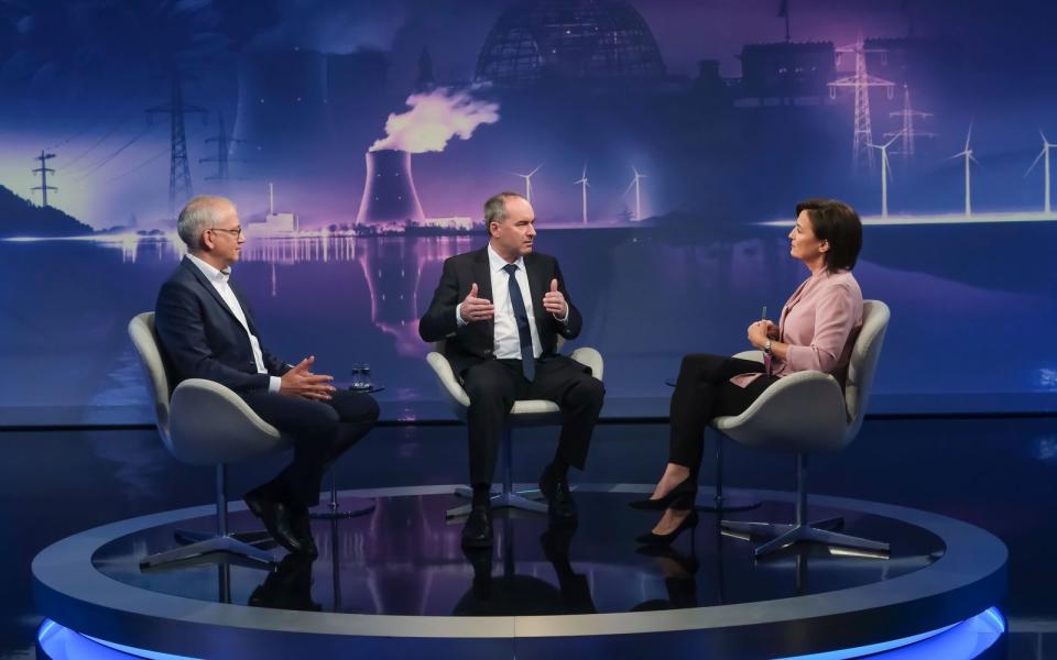 Tarek Al-Wazir (links), Hubert Aiwanger und Sandra Maischberger diskutierten über die Verrohung der politischen Debatte. Einer lieferte unfreiwillig Anschauungsunterricht. (Bild: WDR / Oliver Ziebe)