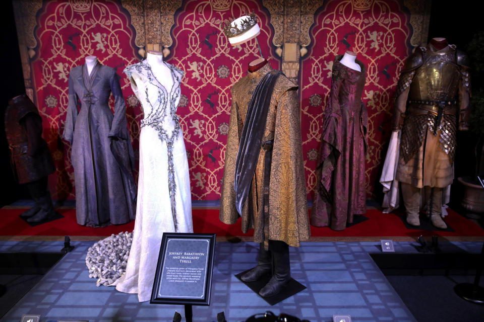 En esta foto del 10 de abril del 2019, vestuario de los personajes de "Game of Thrones" Joffrey Baratheon y Margaery Tyrell se exhiben durante la inauguración de una muestra sobre la serie de HBO en el Titanic Exhibition Centre en Belfast, Irlanda. (AP Foto, Archivo)