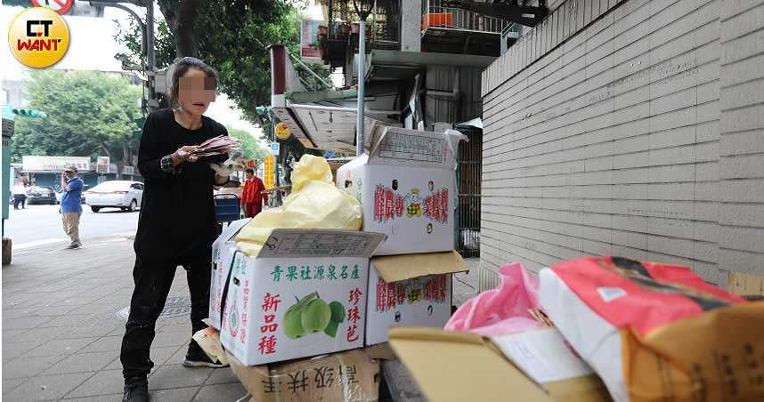 身材瘦削的拾荒婦阿春姊，控訴因為自己從事資源回收，遭社區集體排擠。（圖／本刊攝影組）