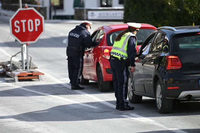 Oficiales de la policía alemana realizan controles fronterizos en Austria.