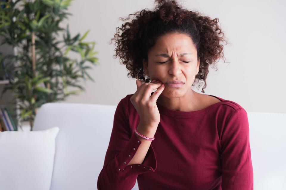 Sie leiden unter Zahnfleischentzündungen? Ein lauwarmer Kamillenaufguss kann helfen: Diesen können Sie innerlich anwenden und trinken, gurgeln oder zum Mund ausspülen verwenden. Nach einer Zahn-OP kann die entzündungshemmend und antibakteriell wirkende Kamille auch Bakterien abtöten. (Bild: iStock / tommaso79)