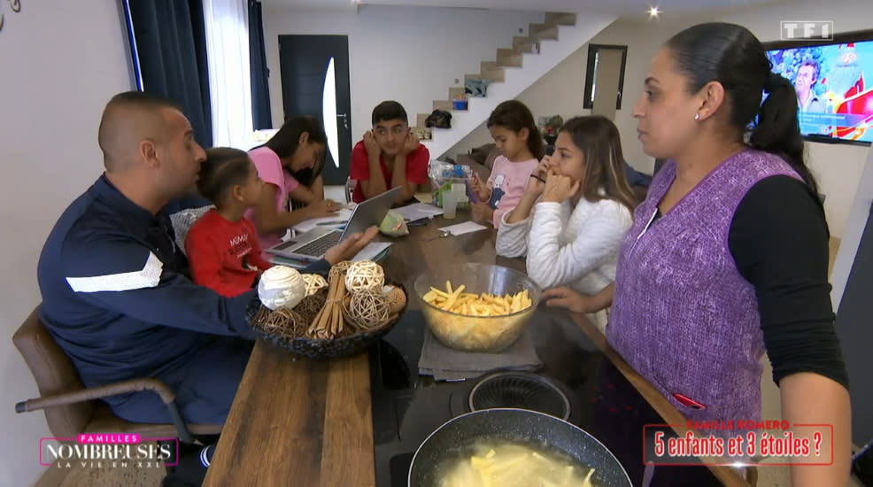 Capture écran TF1 direct/Familles Nombreuses la vie en XXL. Souad Romero prépare un poulet-frites pour sa famille