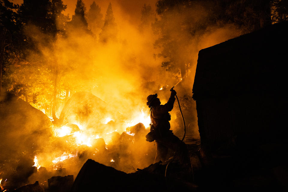 Un bombero trabaja para salvar una casa del incendio Caldor en Meyers, California, el lunes 30 de agosto de 2021. (Max Whittaker/The New York Times).