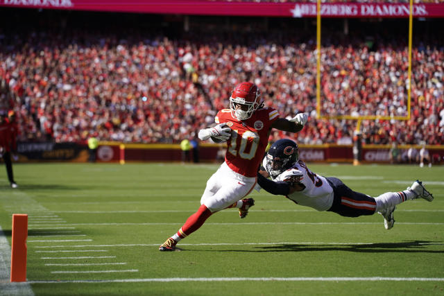 Mahomes throws 3 TD passes as Chiefs rout Bears 41-10