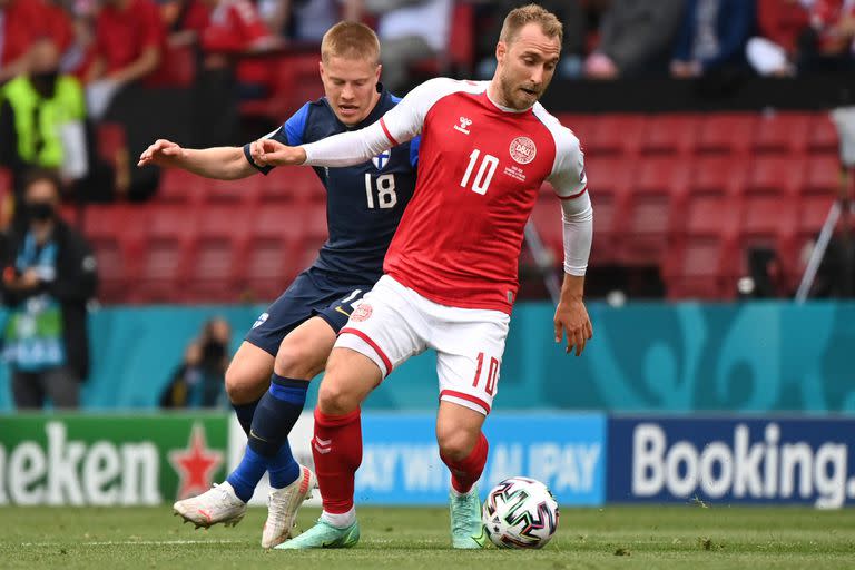 defensor de Finlandia Jere Uronen (L) desafía al mediocampista danés Christian Eriksen durante el partido de fútbol del Grupo B de la UEFA EURO 2020