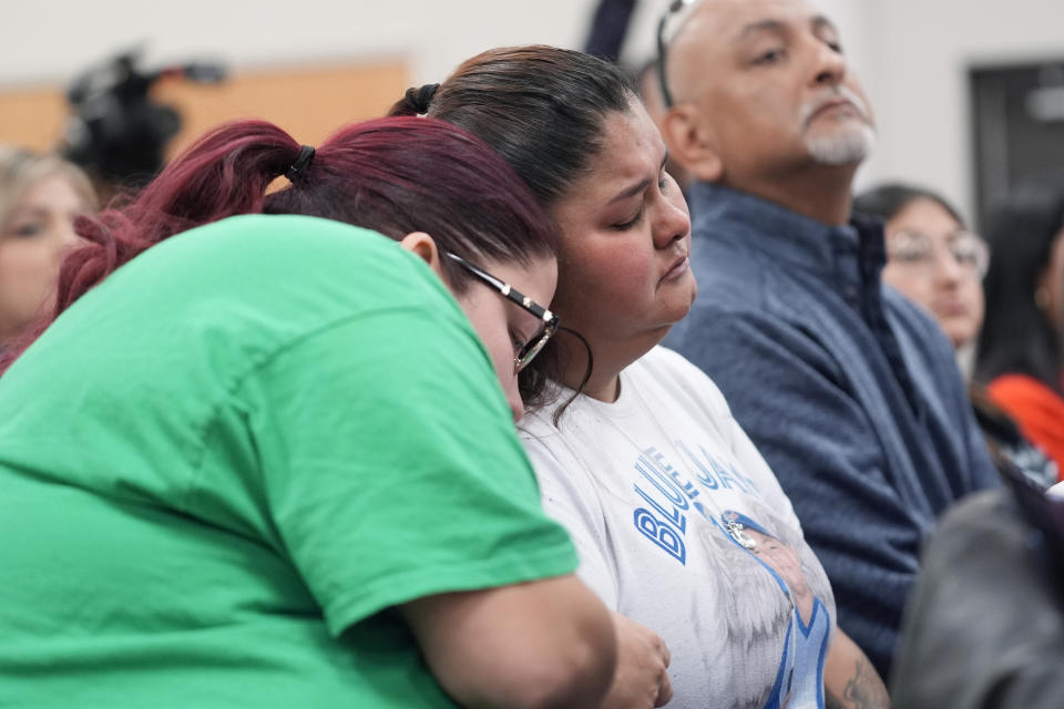 Evadulia Orta (izquierda), Felicia Martinez (centro) y otros familiares de las víctimas de la masacre en la escuela primaria Robb de Uvalde, Texas, escuchan al secretario de Justicia, Merrick Garland, durante una conferencia de prensa sobre un informe federal de la respuesta policial al tiroteo, el jueves 18 de enero de 2024, en Uvalde, Texas. (AP Foto/Eric Gay)