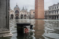 L'Amministrazione comunale di Venezia presenterà richiesta di stato di crisi alla Regione Veneto. Il sindaco Brugnaro: "Tutti i cittadini e le imprese raccolgano materiale utile a dimostrare i danni subiti con fotografie, video, documenti o altro nei prossimi giorni comunicheremo le modalità precise per la richiesta di contributo". Disposta intanto la chiusura delle scuole di Venezia e isole di ogni ordine e grado. (Photo by Giacomo Cosua/NurPhoto via Getty Images)