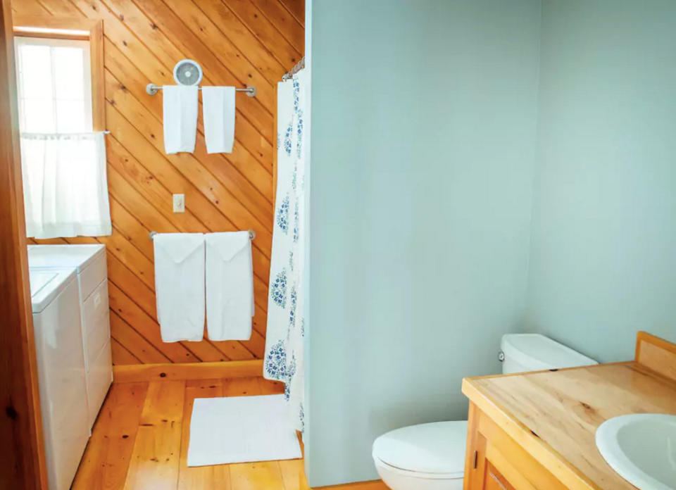 <p>The farmhouse also boasts this modern bathroom. (Airbnb) </p>