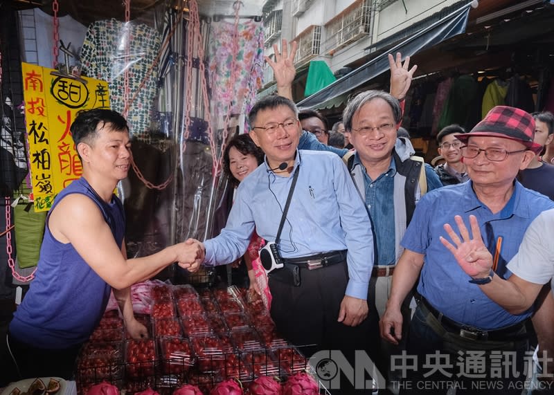 尋求連任的台北市長柯文哲（前右3）8日上午和競選總幹事小野（前右2）前往台北市濱江市場拜票。（資料照）