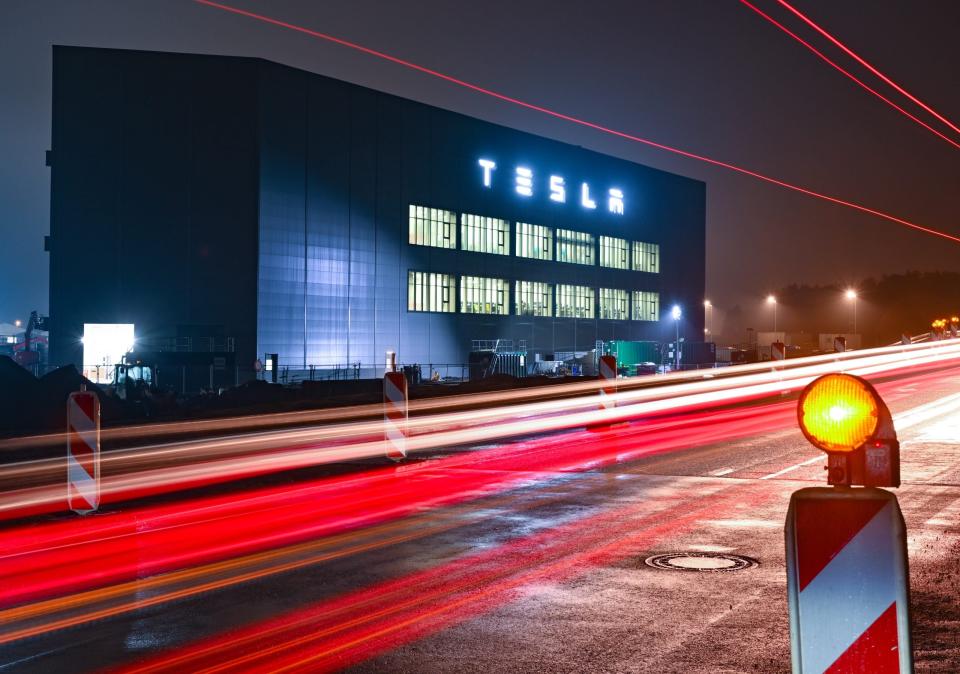 Die Autofabrik von Tesla in Grünheide bei Berlin. Es gibt sie noch, die großen Industrieansiedlungen in Deutschland.  - Copyright: Picture Alliance