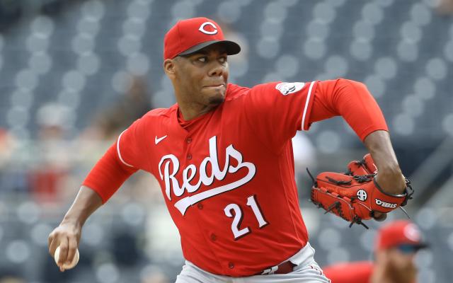 Reds rookie Hunter Green takes no-hitter into 8th vs Pirates